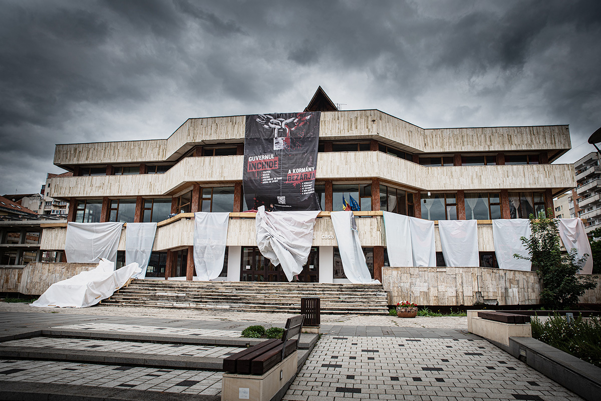 Lehullottak a csíkszeredai események óriásplakátjai, helyüket egy tiltakozó molinó vette át
